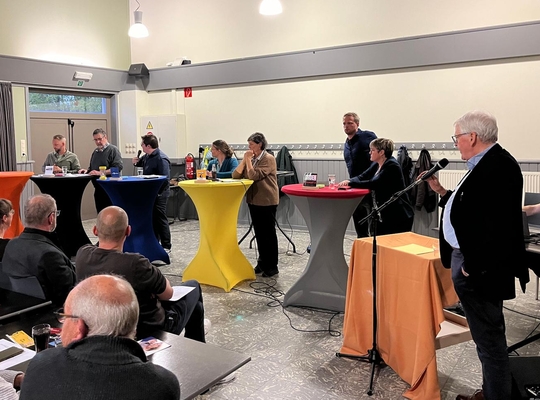 Een volle zaal, één lege tafel